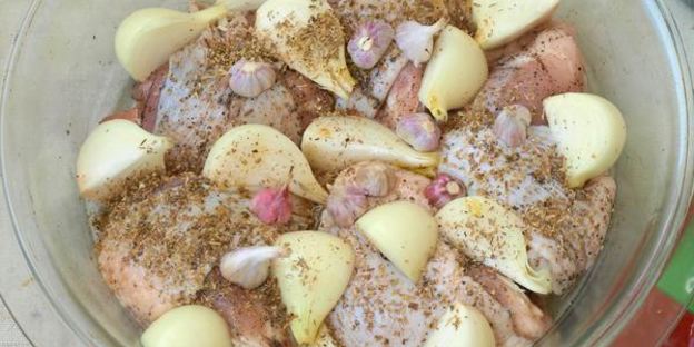 курица запеченная с луком в духовке