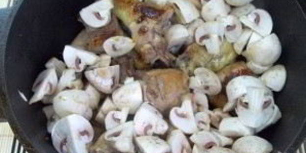 курица жареная с грибами шампиньонами