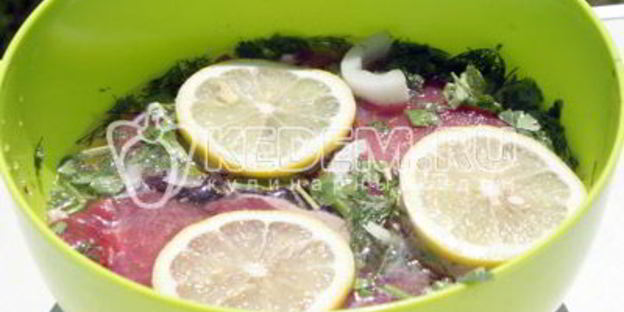 мясо на гриле с кинзой