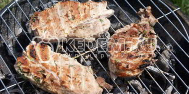 мясо на гриле с кинзой