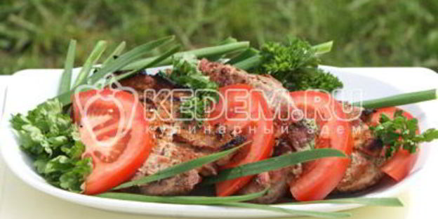 мясо на гриле с кинзой