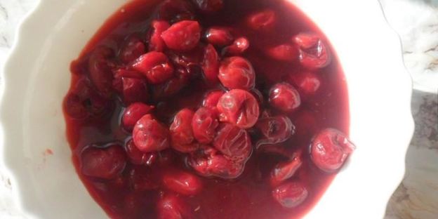 мясо с соком вишни и ягодой в духовке