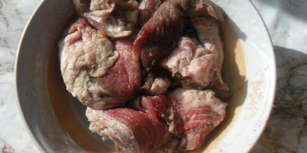 мясо с соком вишни и ягодой в духовке