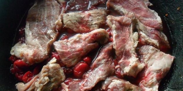 мясо с соком вишни и ягодой в духовке