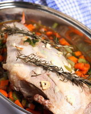 Нашпигованная чесноком баранина с розмарином