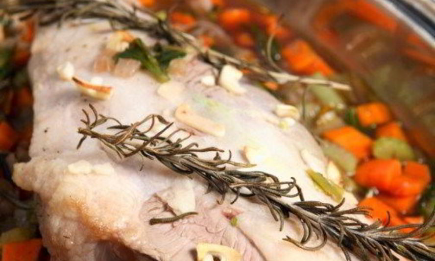 Рецепт нашпигованной чесноком баранина с розмарином