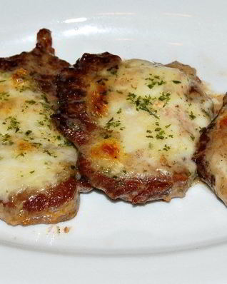 Нежная жаренная говядина с сыром