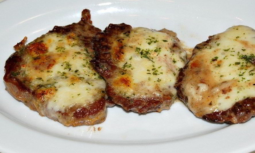 Рецепт нежной жаренной говядины с сыром