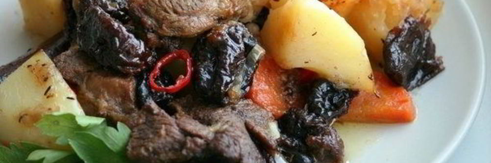 Острая баранина с овощами и черносливом