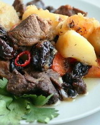 Острая баранина с овощами и черносливом