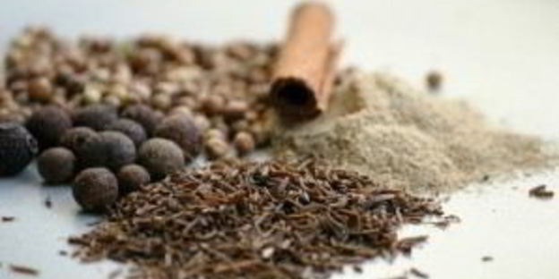 острая баранина с овощами и черносливом