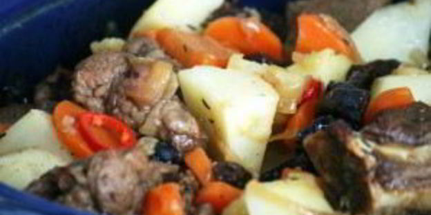 острая баранина с овощами и черносливом