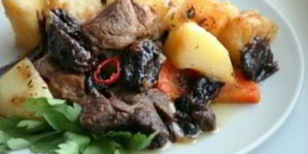 острая баранина с овощами и черносливом