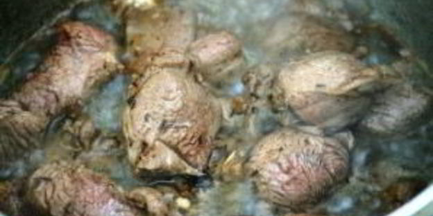 острая баранина с овощами и черносливом