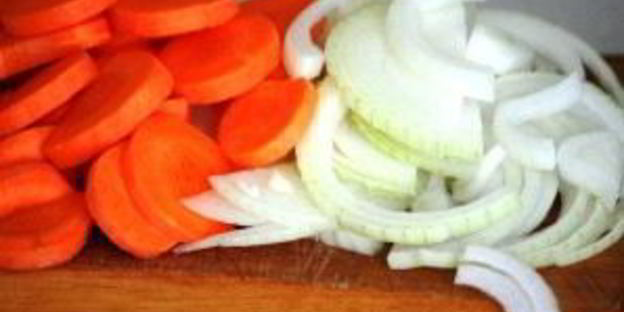 острая баранина с овощами и черносливом