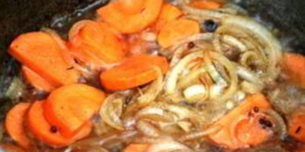 острая баранина с овощами и черносливом