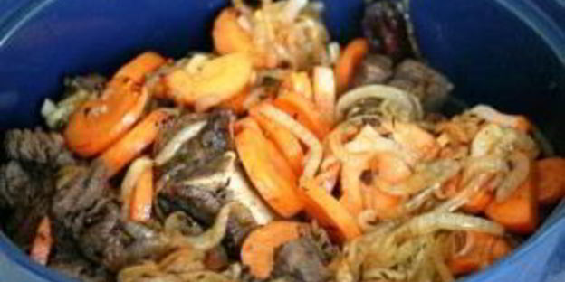 острая баранина с овощами и черносливом