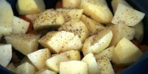 острая баранина с овощами и черносливом