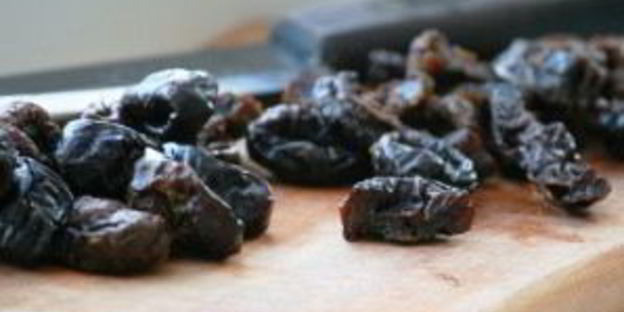 острая баранина с овощами и черносливом