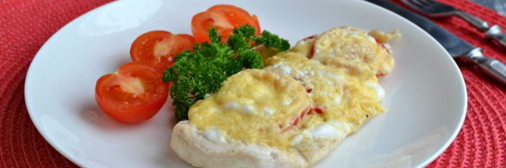 Отбивные из куриного филе с луком, помидорами и сыром на пару