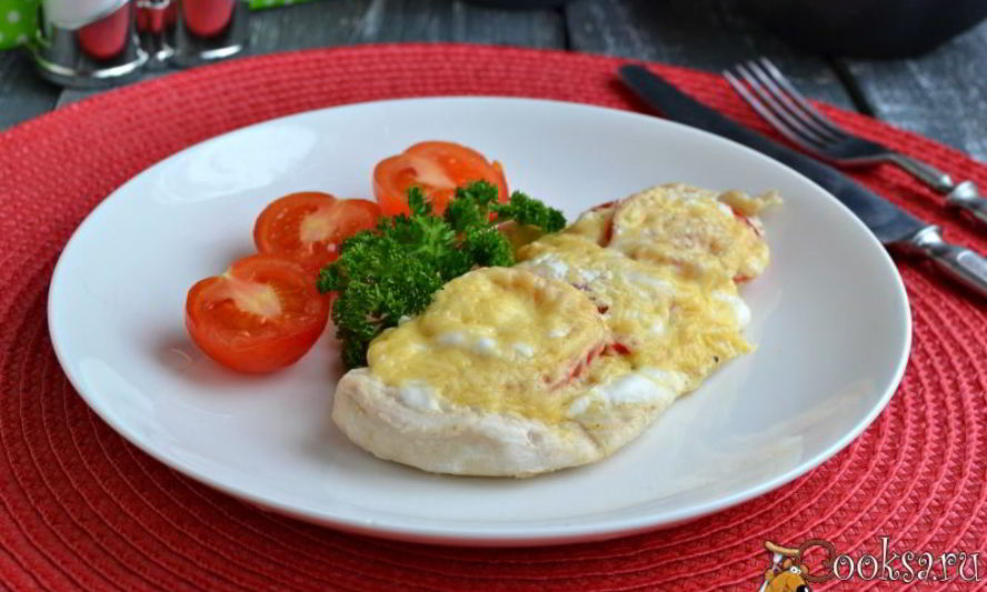 Рецепт отбивных из куриного филе с луком, помидорами и сыром на пару