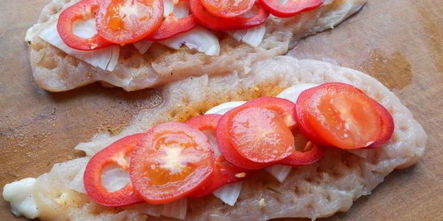 отбивные из куриного филе с луком, помидорами и сыром на пару