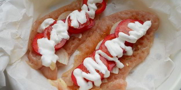 отбивные из куриного филе с луком, помидорами и сыром на пару
