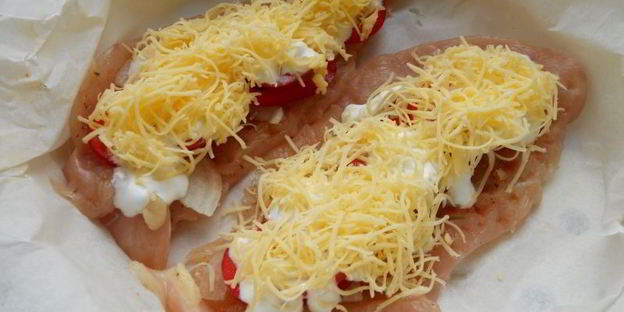 отбивные из куриного филе с луком, помидорами и сыром на пару