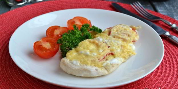 отбивные из куриного филе с луком, помидорами и сыром на пару