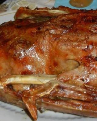 Праздничный гусь, фаршированный яблоками с клюквой