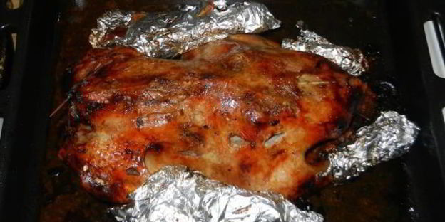 праздничный гусь, фаршированный яблоками с клюквой