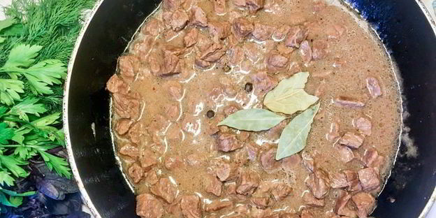 тушеная говядина с бурым рисом