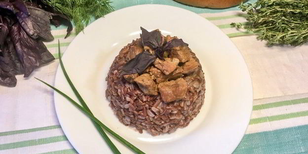 тушеная говядина с бурым рисом