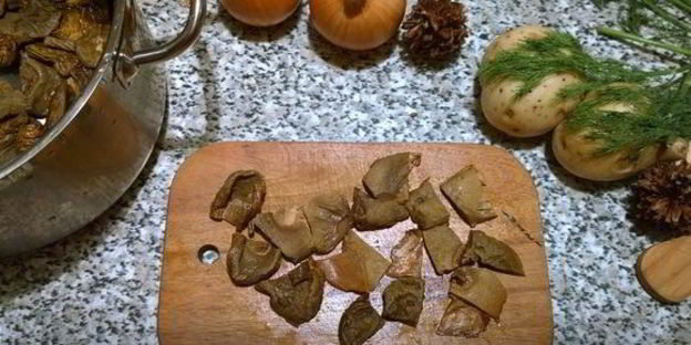 утиная грудка, запеченная с лесными грибами под соусом бешамель по-царски