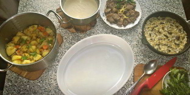 утиная грудка, запеченная с лесными грибами под соусом бешамель по-царски