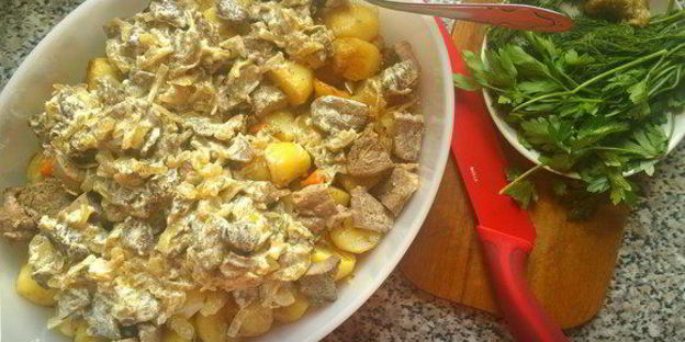 утиная грудка, запеченная с лесными грибами под соусом бешамель по-царски