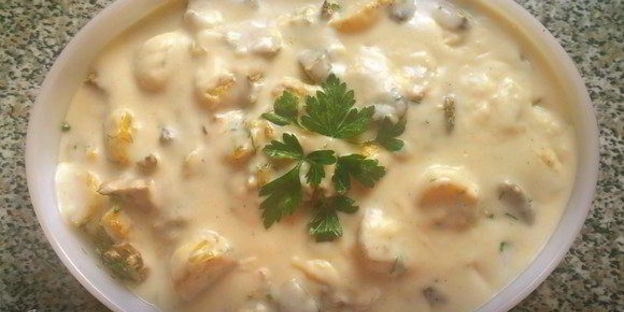 утиная грудка, запеченная с лесными грибами под соусом бешамель по-царски