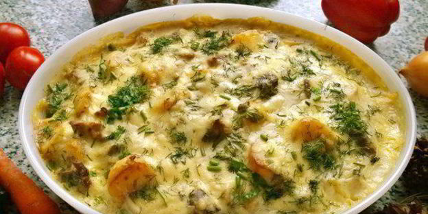 утиная грудка, запеченная с лесными грибами под соусом бешамель по-царски