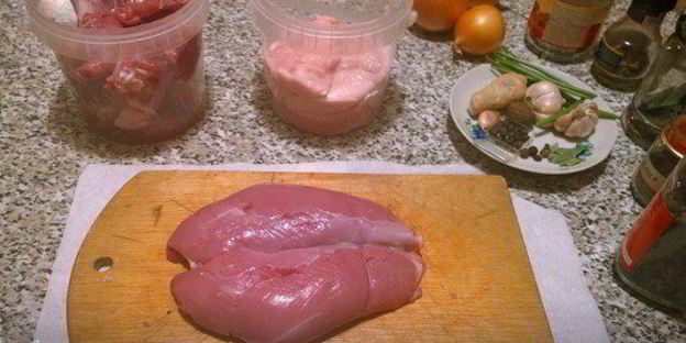 утиная грудка, запеченная с лесными грибами под соусом бешамель по-царски