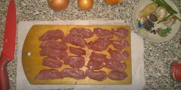 утиная грудка, запеченная с лесными грибами под соусом бешамель по-царски