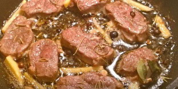 утиная грудка, запеченная с лесными грибами под соусом бешамель по-царски