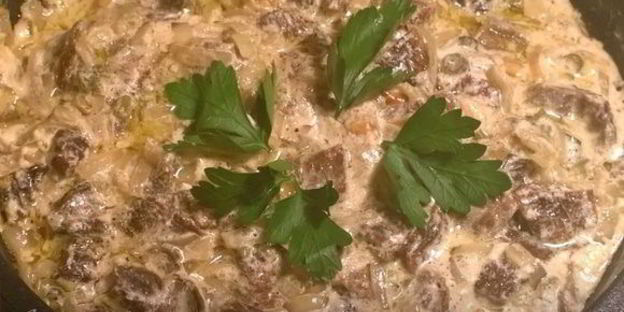 утиная грудка, запеченная с лесными грибами под соусом бешамель по-царски