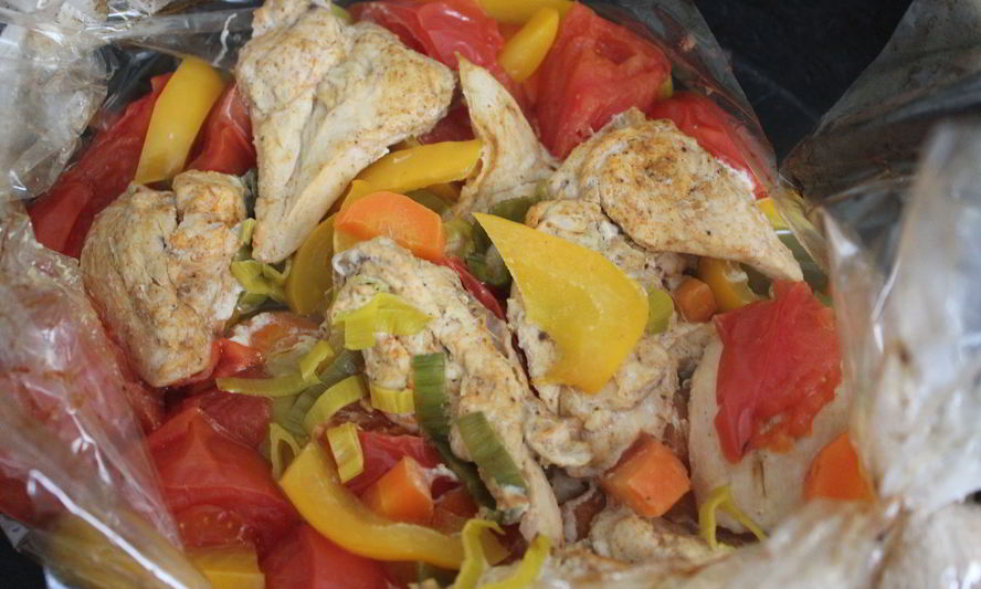 Рецепт запеченной, диетической, сочной куриной грудки с овощами