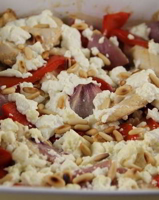 Запеченное куриное филе с перцем, фетой и кедровыми орешками