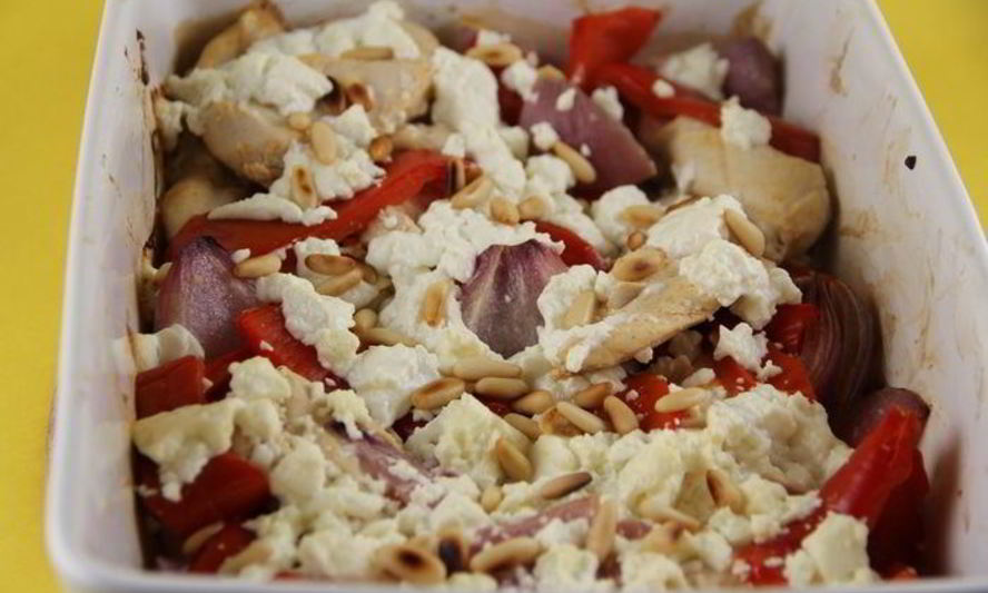 Рецепт запеченного куриного филе с перцем, фетой и кедровыми орешками