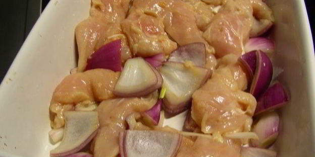 запеченное куриное филе с перцем, фетой и кедровыми орешками