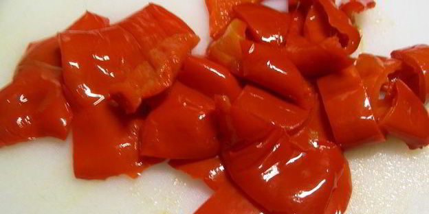 запеченное куриное филе с перцем, фетой и кедровыми орешками