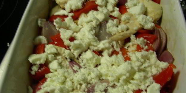 запеченное куриное филе с перцем, фетой и кедровыми орешками