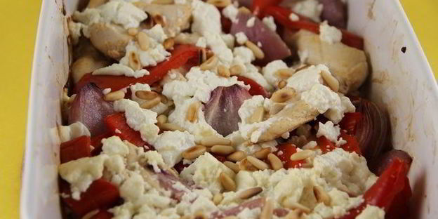 запеченное куриное филе с перцем, фетой и кедровыми орешками