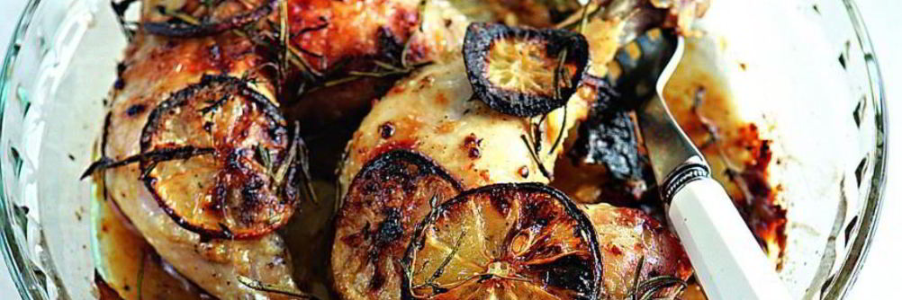 Запеченные куриные окорочка с лимоном, чесноком и травами